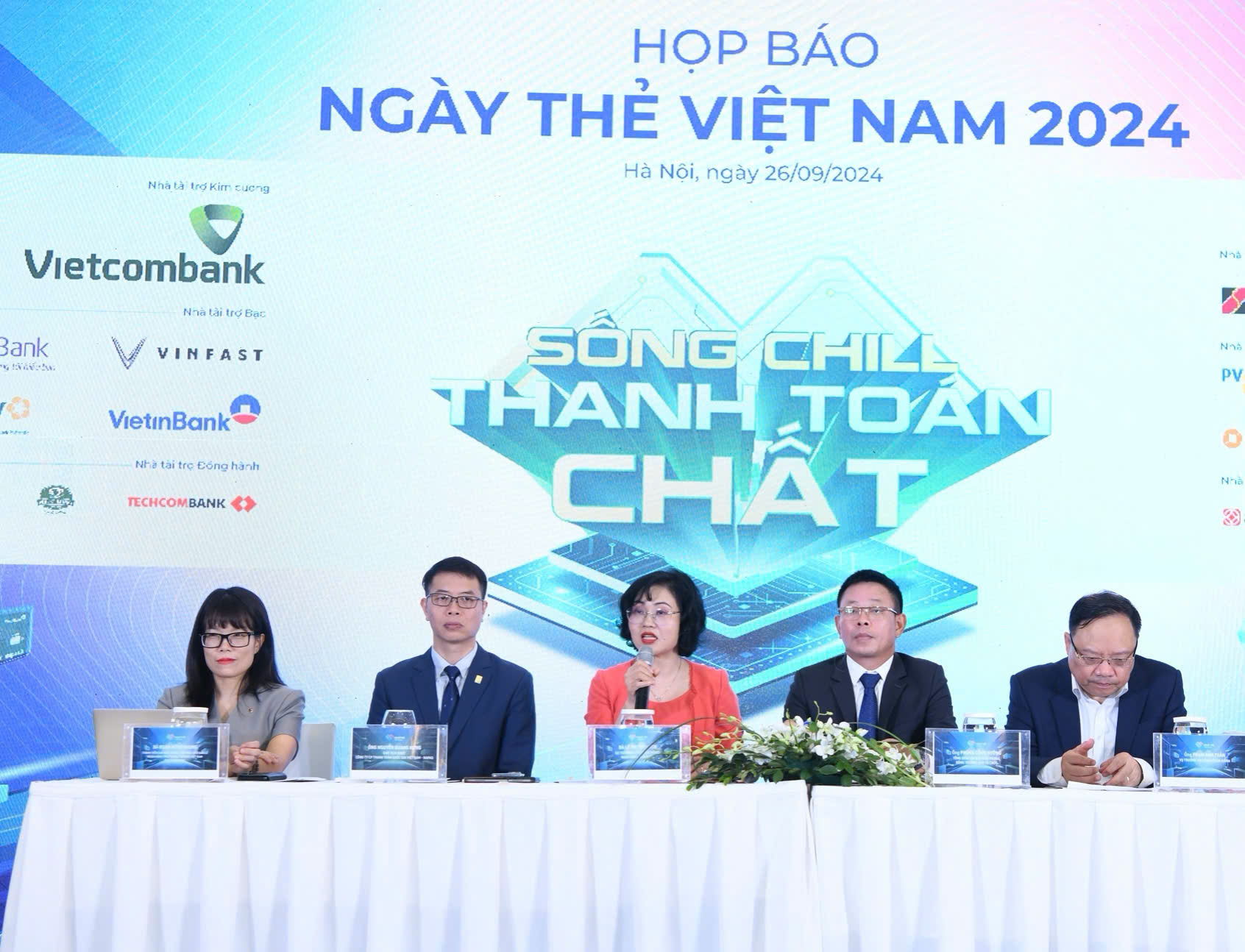 Bà Lê Thị Thúy Sen - Vụ trưởng Vụ Truyền thông (NHNN) trả lời tại họp báo
