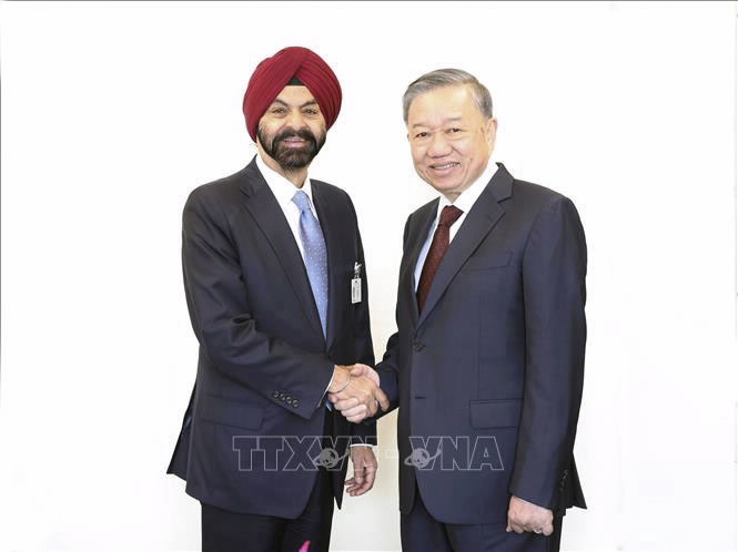 Party General Secretary and State President To Lam meets WB President Ajay Banga. Photo: Vietnam News Agency