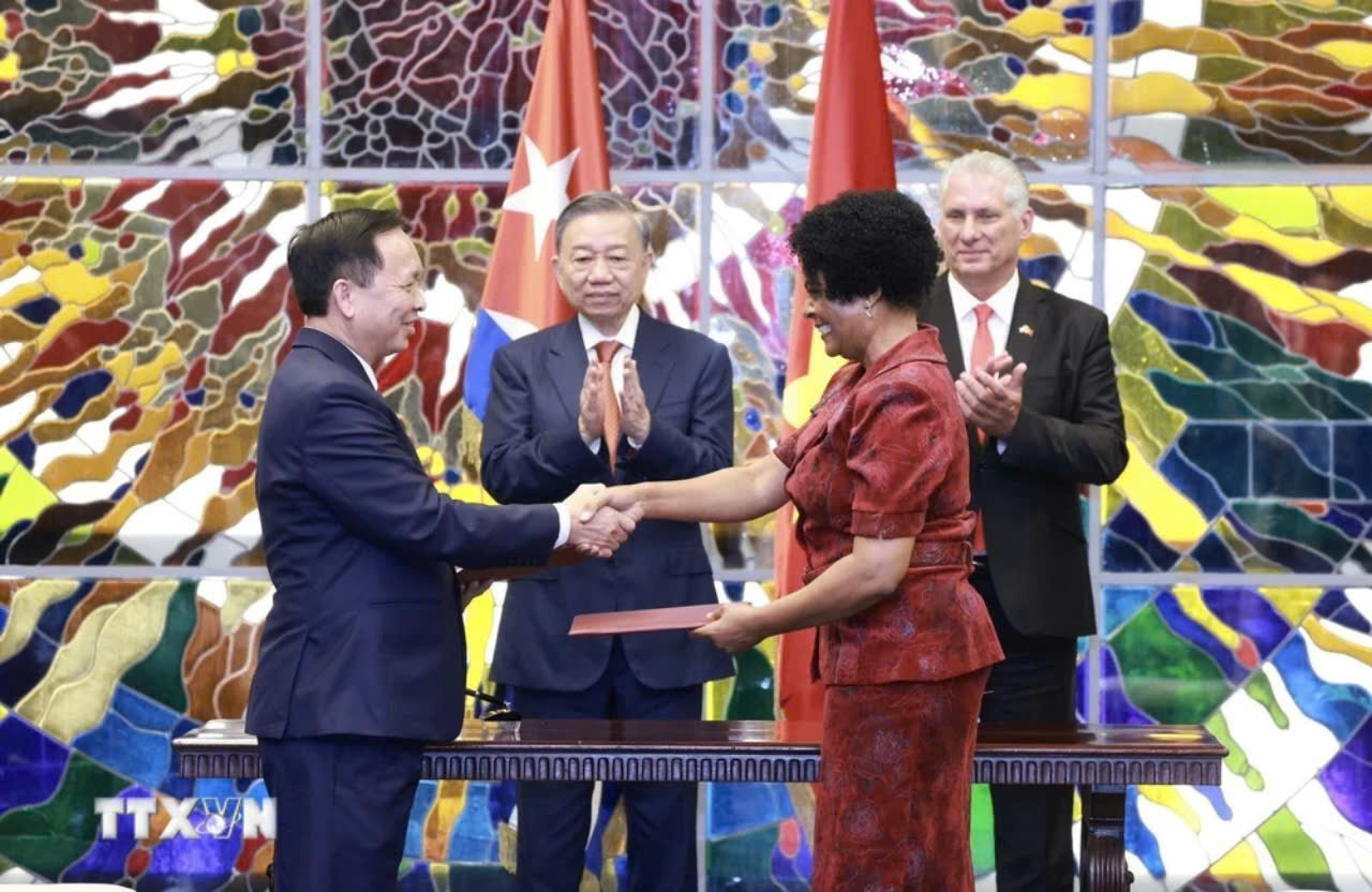 Phó Thống đốc Đào Minh Tú ký và trao Bản ghi nhớ về hợp tác với Bộ trưởng - Chủ tịch Ngân hàng Trung ương Cuba