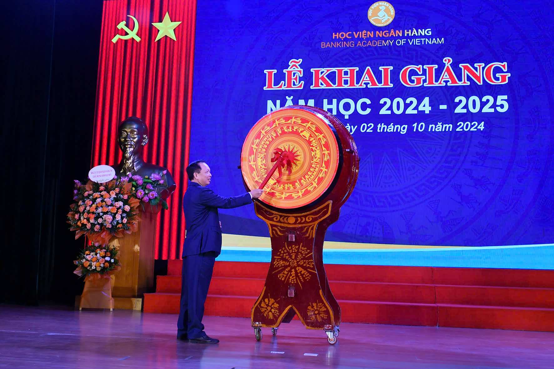 Phó Thống đốc gióng trống khai giảng năm học mới của Học viện Ngân hàng