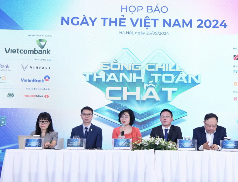 Ms. Le Thi Thuy Sen, Director General of the SBV Communication Department, speaks at the press conference