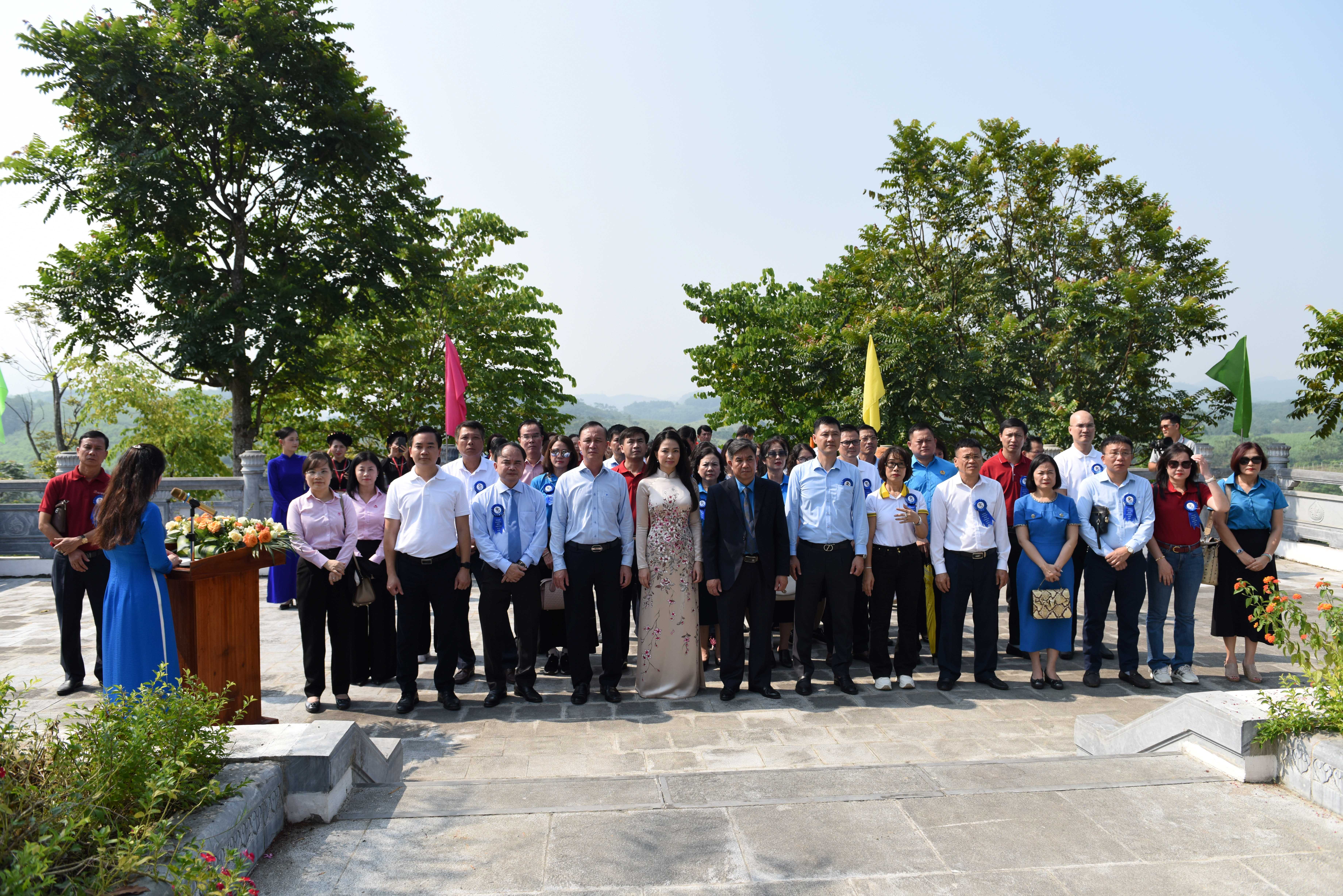 Các đại biểu thực hiện Nghi lễ báo công