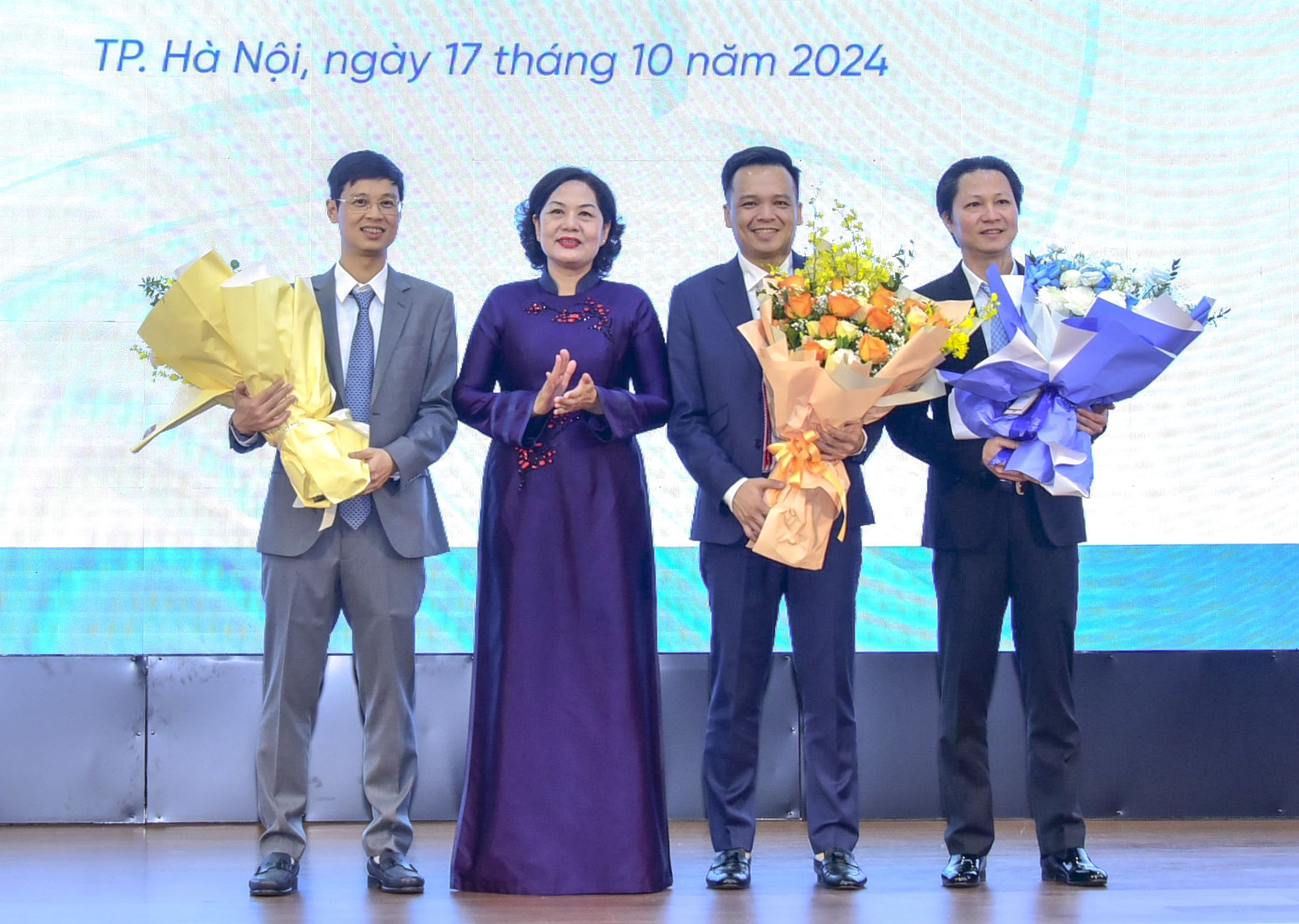 Thống đốc Nguyễn Thị Hồng chúc mừng thành viên HĐQT và Tổng Giám đốc của Vietinbank