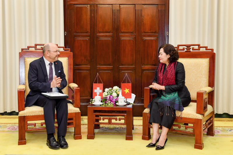 Governor Nguyen Thi Hong meets Swiss Ambassador Thomas Gass