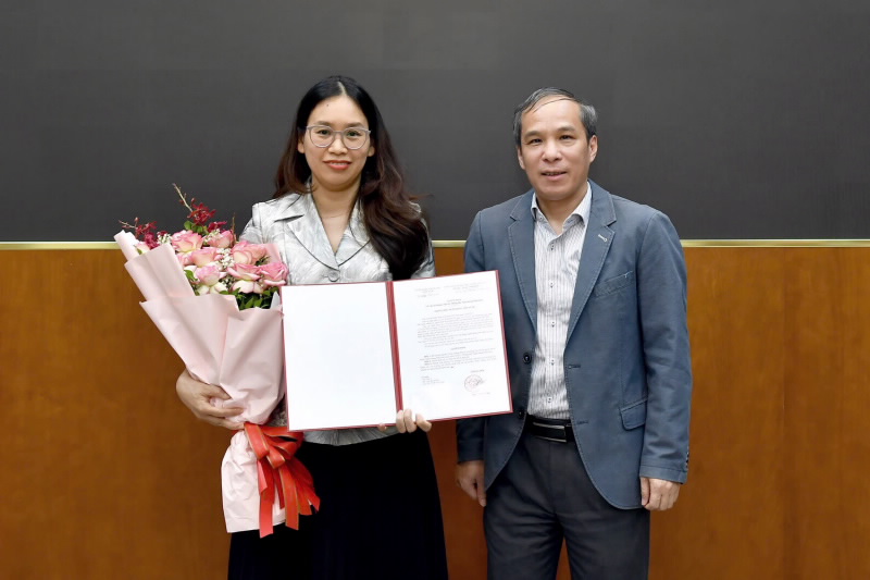 SBV Deputy Governor Doan Thai Son hands over the Appointment Decision to Ms. Bui Thuy Hang