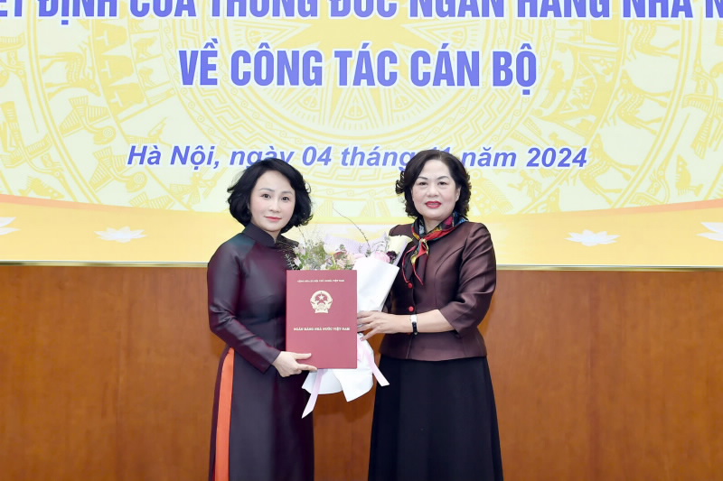 Governor Nguyen Thi Hong hands over the Appointment Decision to Ms. Tran Thu Huyen