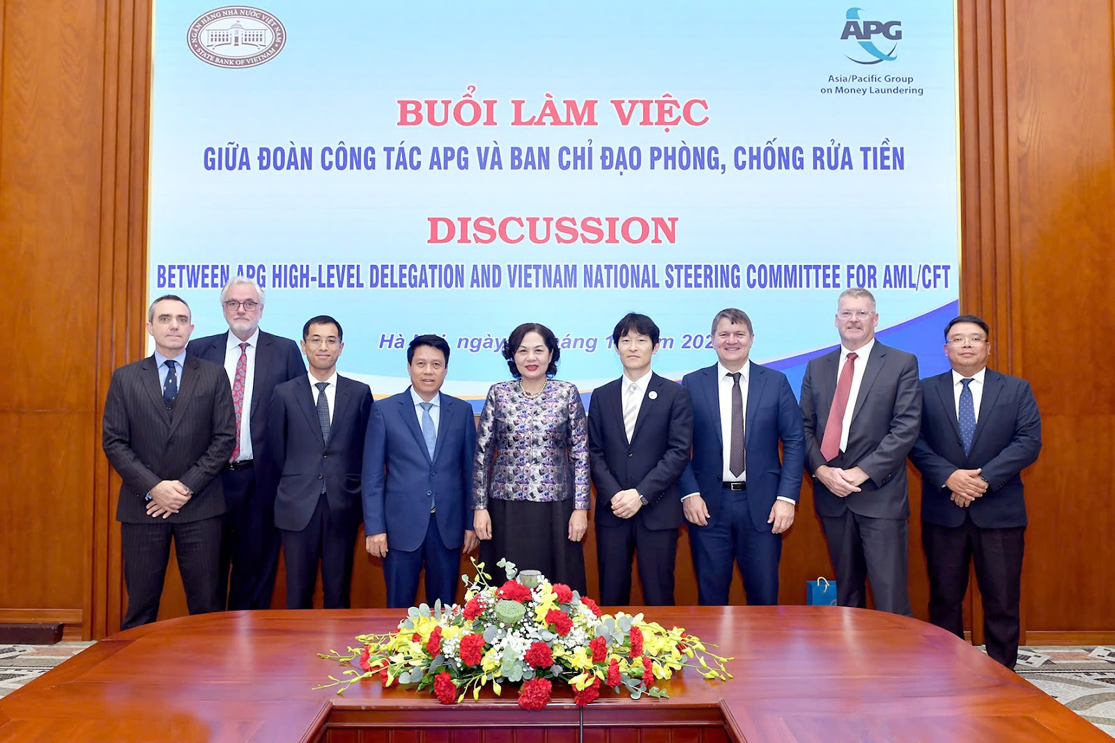 Ban lãnh đạo NHNN cùng Đoàn công tác của APG chụp ảnh lưu niệm