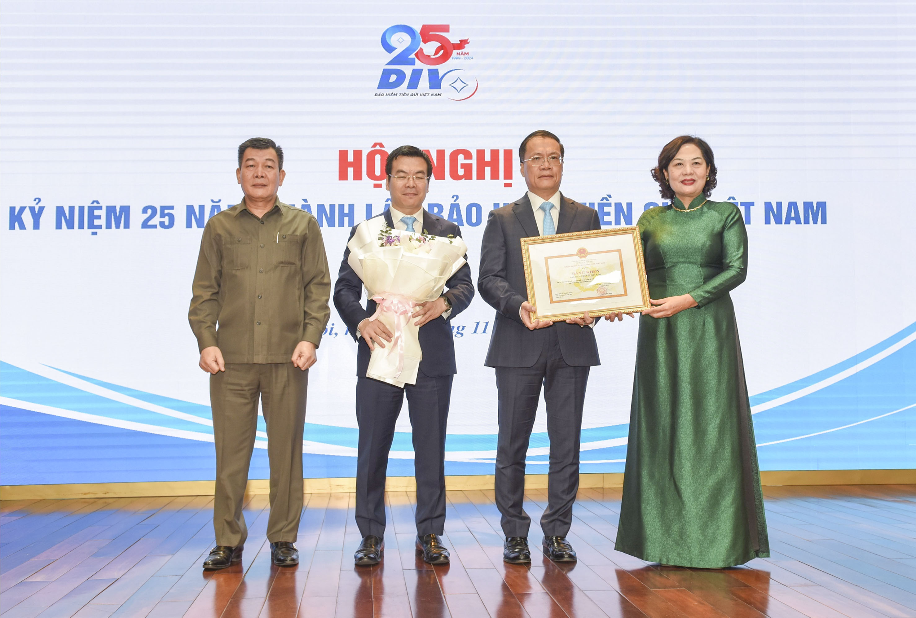 Thống đốc Nguyễn Thị Hồng trao tặng Bằng khen cho đại diện Ban lãnh đạo Bảo hiểm tiền gửi Việt Nam