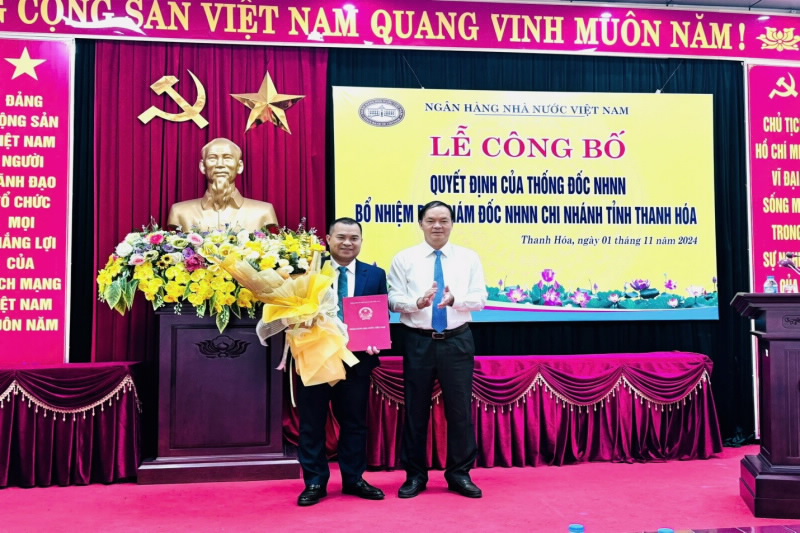 The Director of the SBV – Thanh Hoa provincial branch hands over the Appointment Decision to Mr. Bui Ngoc Thanh