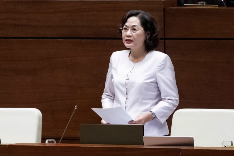 Governor Nguyen Thi Hong answers questions at the Q&A session at the National Assembly