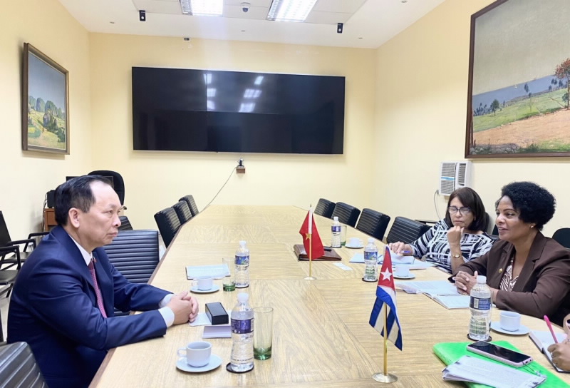 Deputy Governor Dao Minh Tu pays a working visit to the Central Bank of Cuba