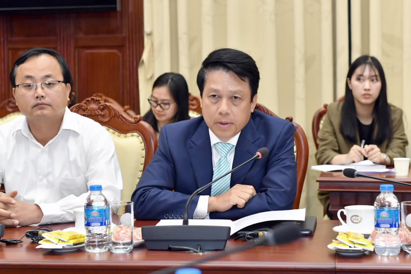 Deputy Governor Pham Tien Dzung speaks at the meeting