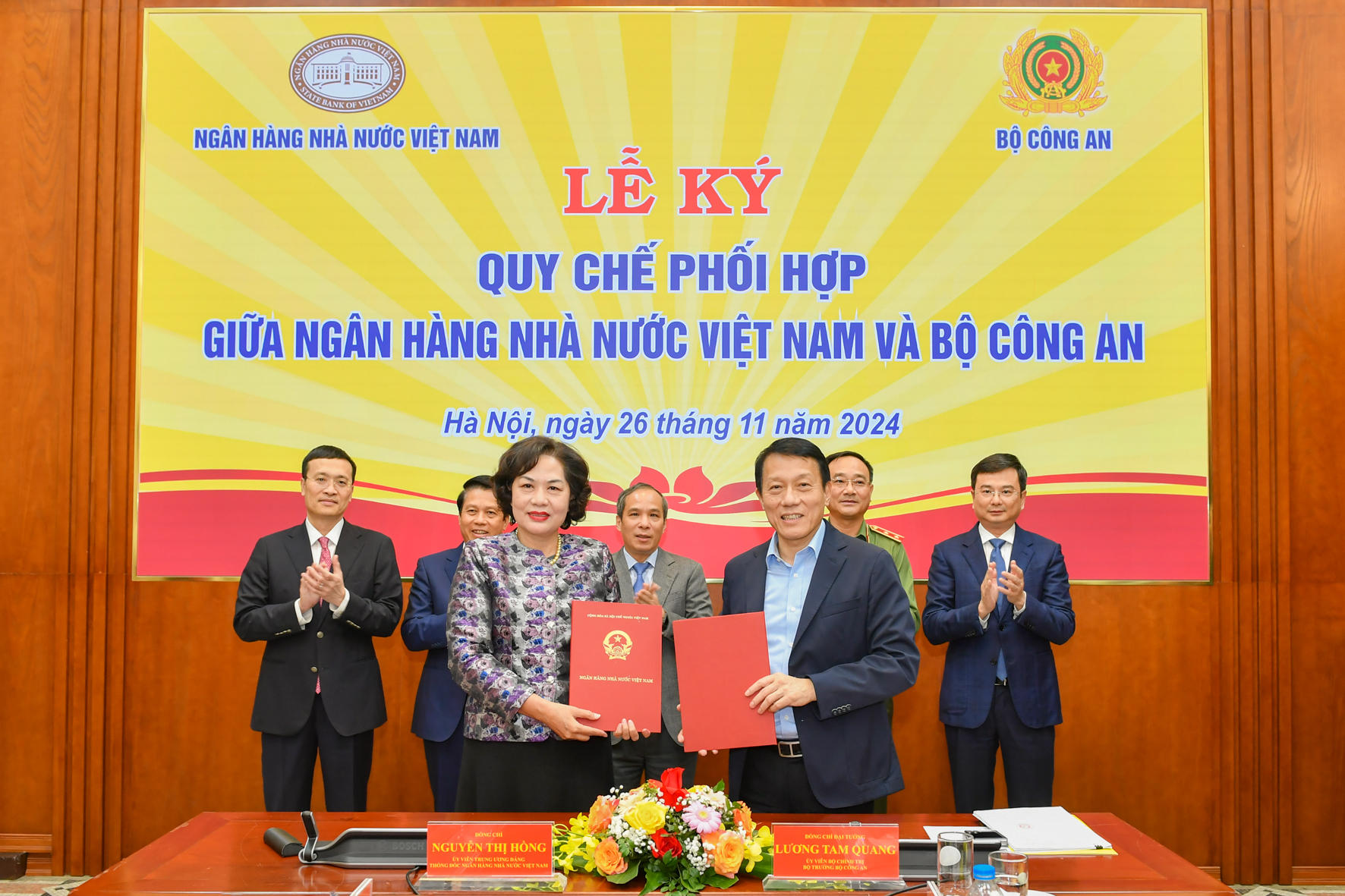 General Luong Tam Quang, Minister of Public Security, and Governor Nguyen Thi Hong sign the Coordination Regulations