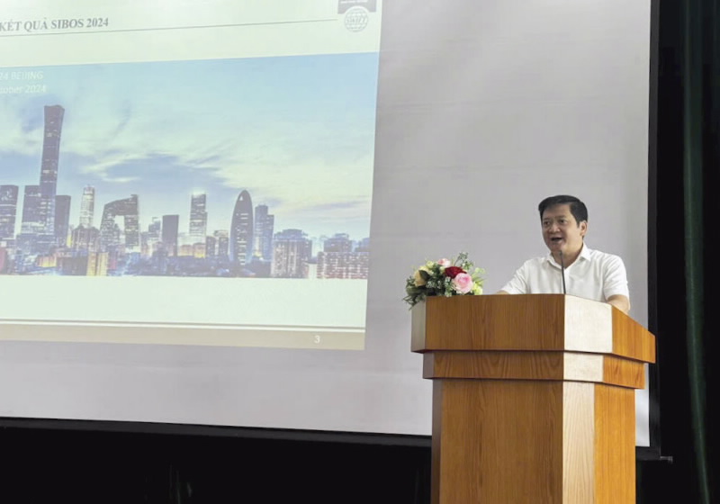 Mr. Nguyen Van Anh, Director General of the SBV Reserve Management Department and Chairman of VIETSWIFT, delivers a report on Sibos 2024 in Beijing
