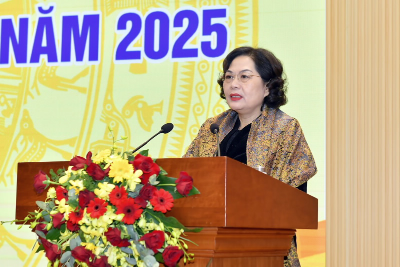 Governor Nguyen Thi Hong delivers her opening speech