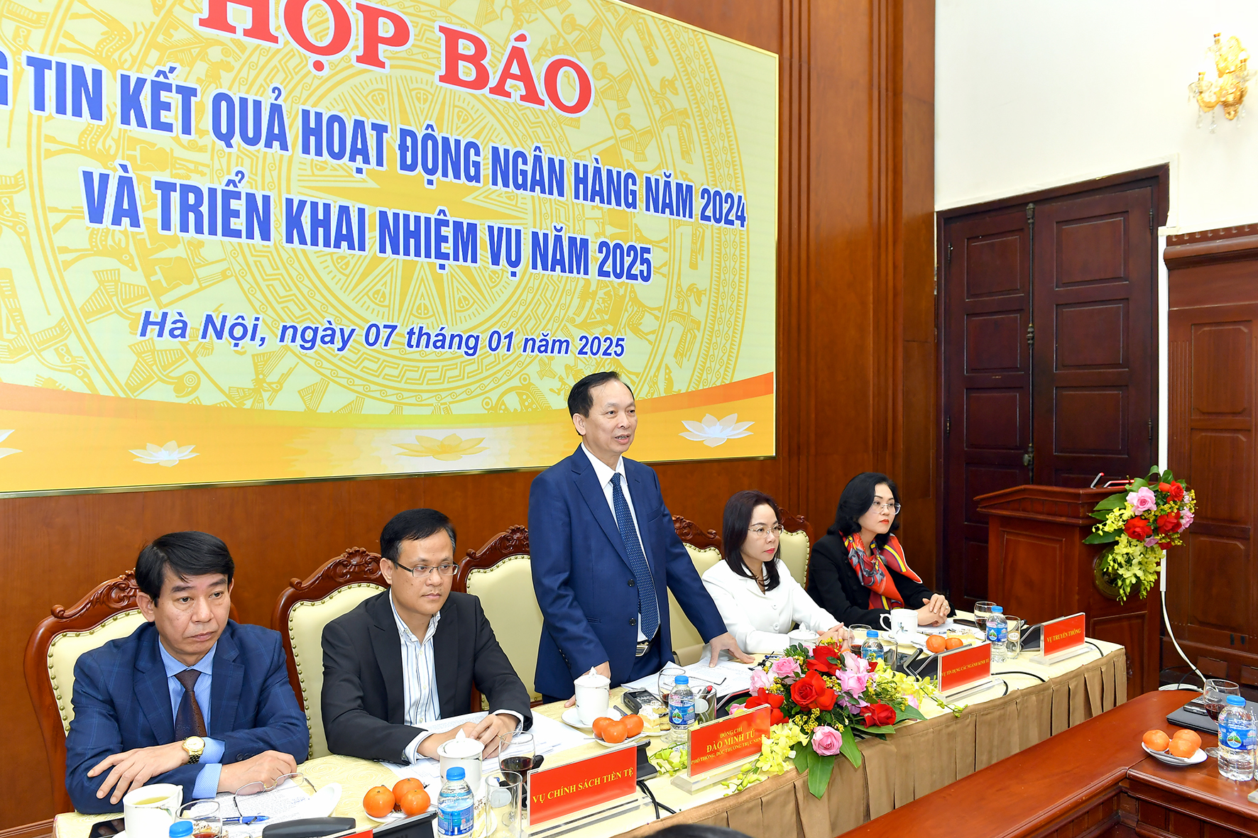 Phó Thống đốc Thường trực NHNN Đào Minh Tú chủ trì buổi họp báo