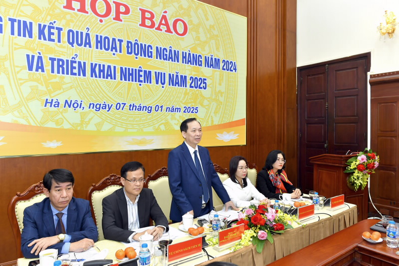 First Deputy Governor Dao Minh Tu chairs the press conference