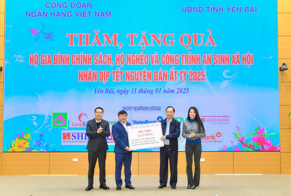 Phó Thống đốc Thường trực Đào Minh Tú trao biển tượng trưng hỗ trợ kinh phí an sinh xã hội cho tỉnh Yên Bái