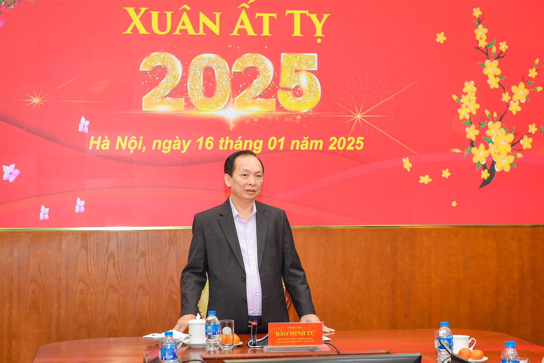 Phó Thống đốc Thường trực NHNN Đào Minh Tú phát biểu tại buổi gặp mặt