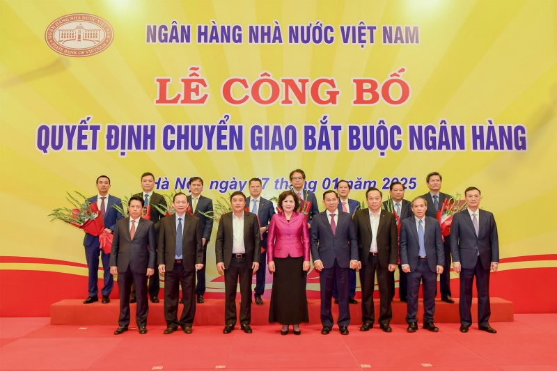 Participants take a photo together