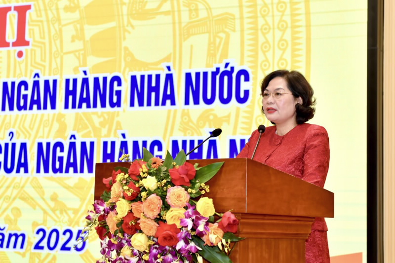 Governor Nguyen Thi Hong speaks at the Conference