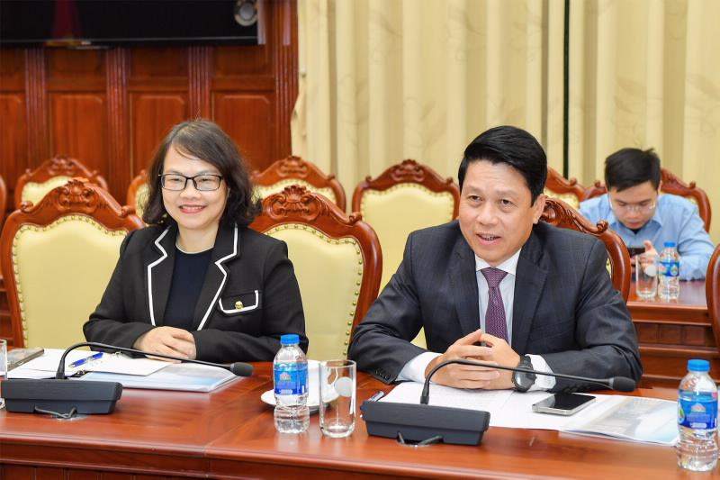 Deputy Governor Pham Tien Dzung speaks at the meeting