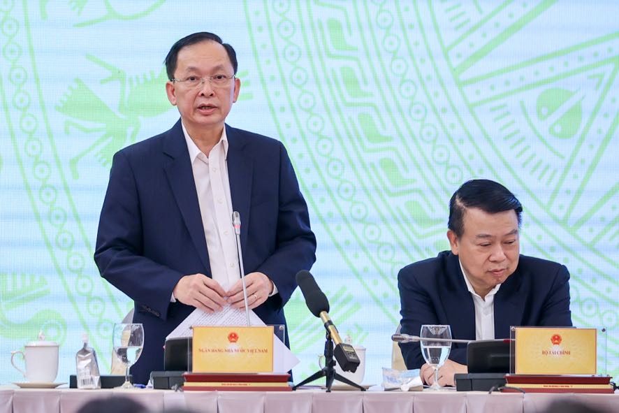 Phó Thống đốc Thường trực NHNN Đào Minh Tú trả lời báo chí về những biện pháp giảm mặt bằng lãi suất cho vay nhằm thúc đẩy tăng trưởng kinh tế năm 2025 đạt 8% - Ảnh: VGP/Nhật Bắc
