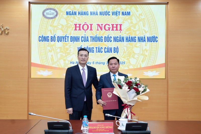 Deputy Governor Pham Quang Dzung hands over the Appointment Decision to Mr. Lai Huu Phuoc