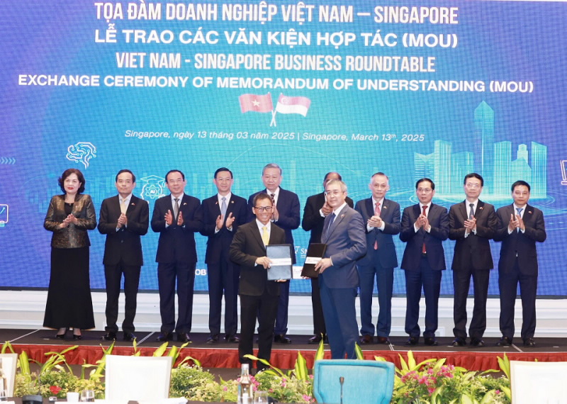 The exchange ceremony of cooperation documents within the framework of the Roundtable