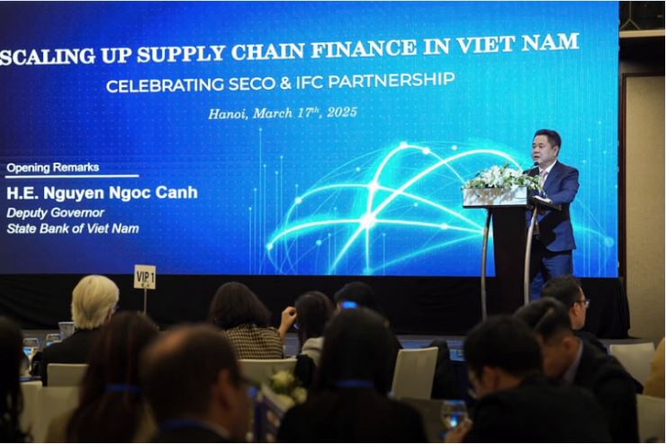 Deputy Governor Nguyen Ngoc Canh delivers remarks at the Signing Ceremony (Photo: Hoang Giap)