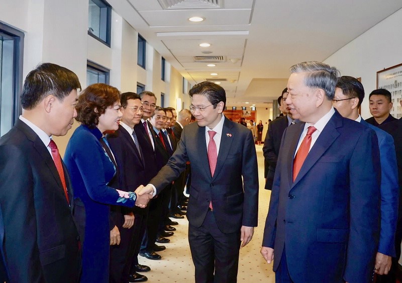 Singaporean Prime Minister Lawrence Wong leads the official welcoming ceremony for the Vietnamese delegation