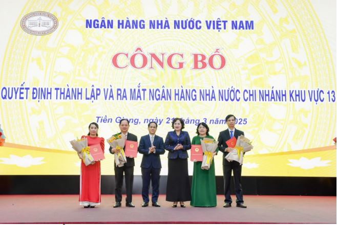 Governor Nguyen Thi Hong hands over the Appointment Decisions to the Deputy Directors of the SBV Regional Branch No.13 (Photo: Duc Khanh)