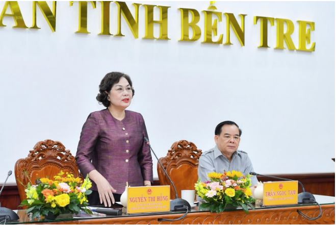 Governor Nguyen Thi Hong delivers a speech at the working session (Photo: Duc Khanh)