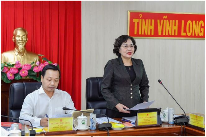 Governor Nguyen Thi Hong delivers a speech at the working session (Photo: Duc Khanh)