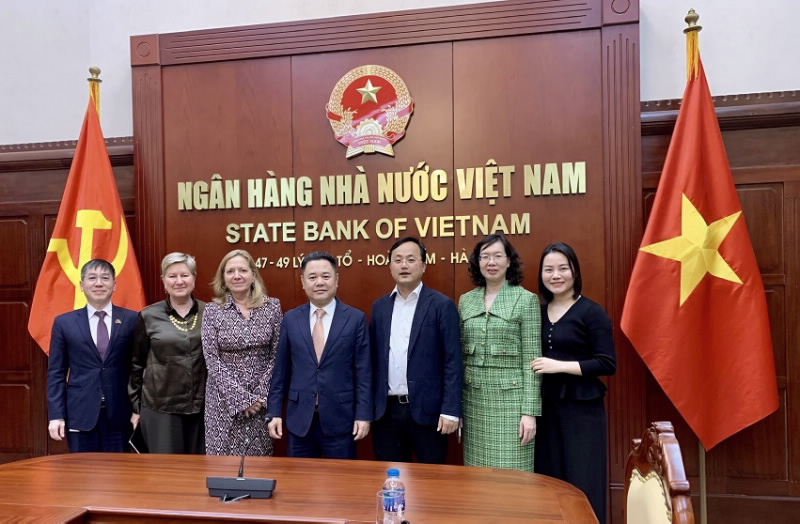 SBV Deputy Governor Nguyen Ngoc Canh and the WB’s Mission take a photo together