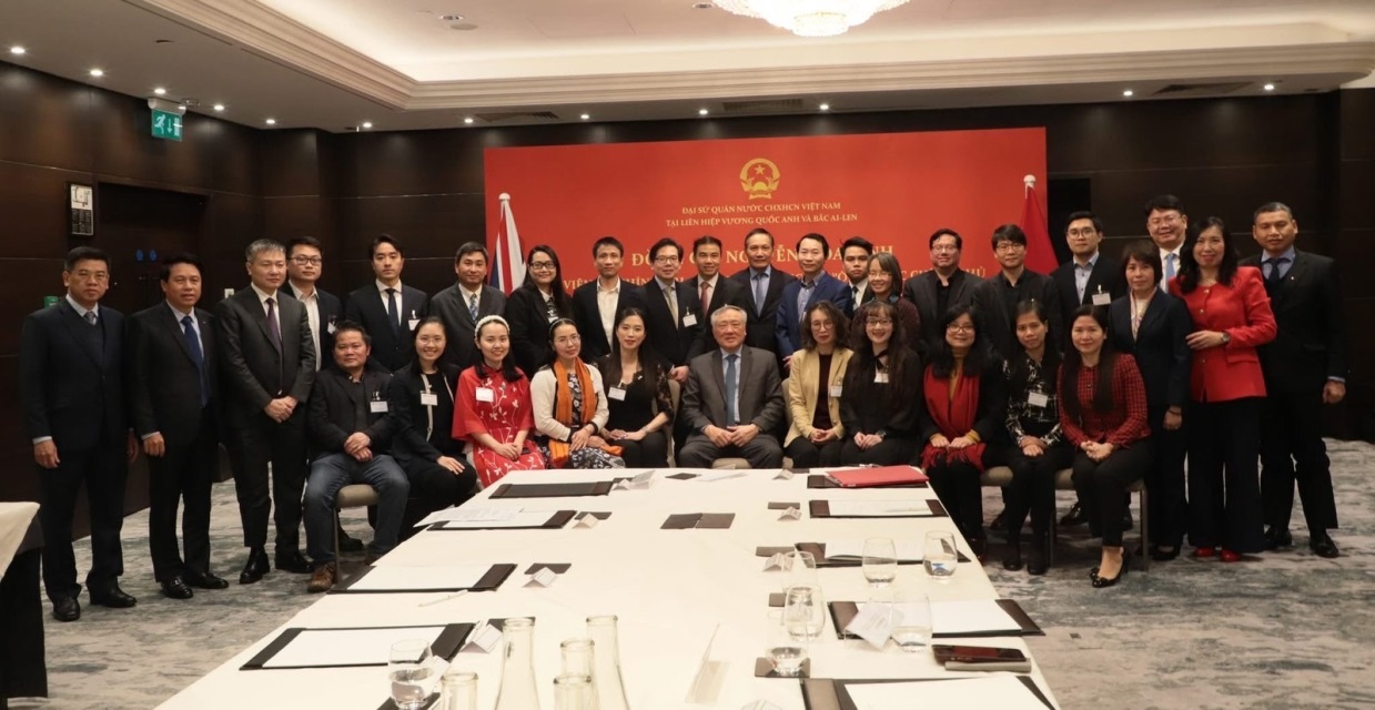 DPM Nguyen Hoa Binh and the Vietnamese Delegation take a photo with the representatives of the VIS