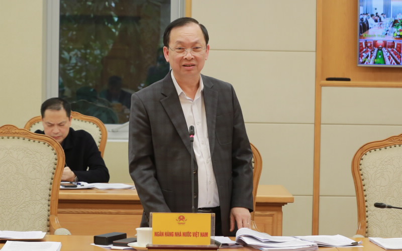 SBV First Deputy Governor Dao Minh Tu speaks at the meeting
