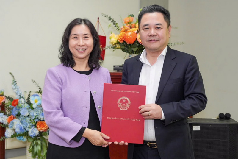 Deputy Governor Nguyen Ngoc Canh hands over the Appointment Decision to Ms. Hoang Thi Phuong Hanh