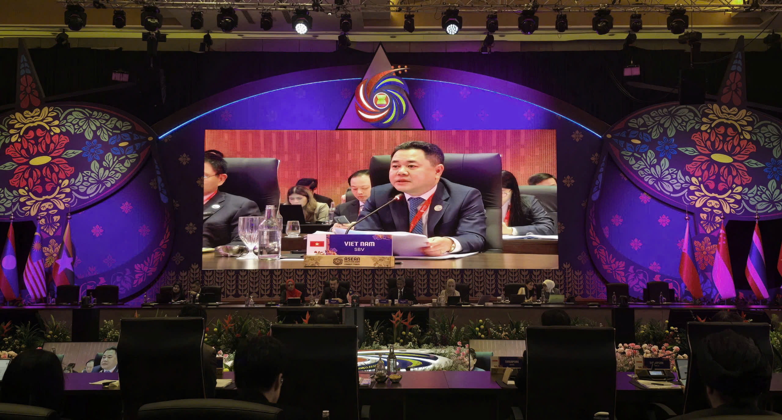 Deputy Governor Nguyen Ngoc Canh delivers a speech