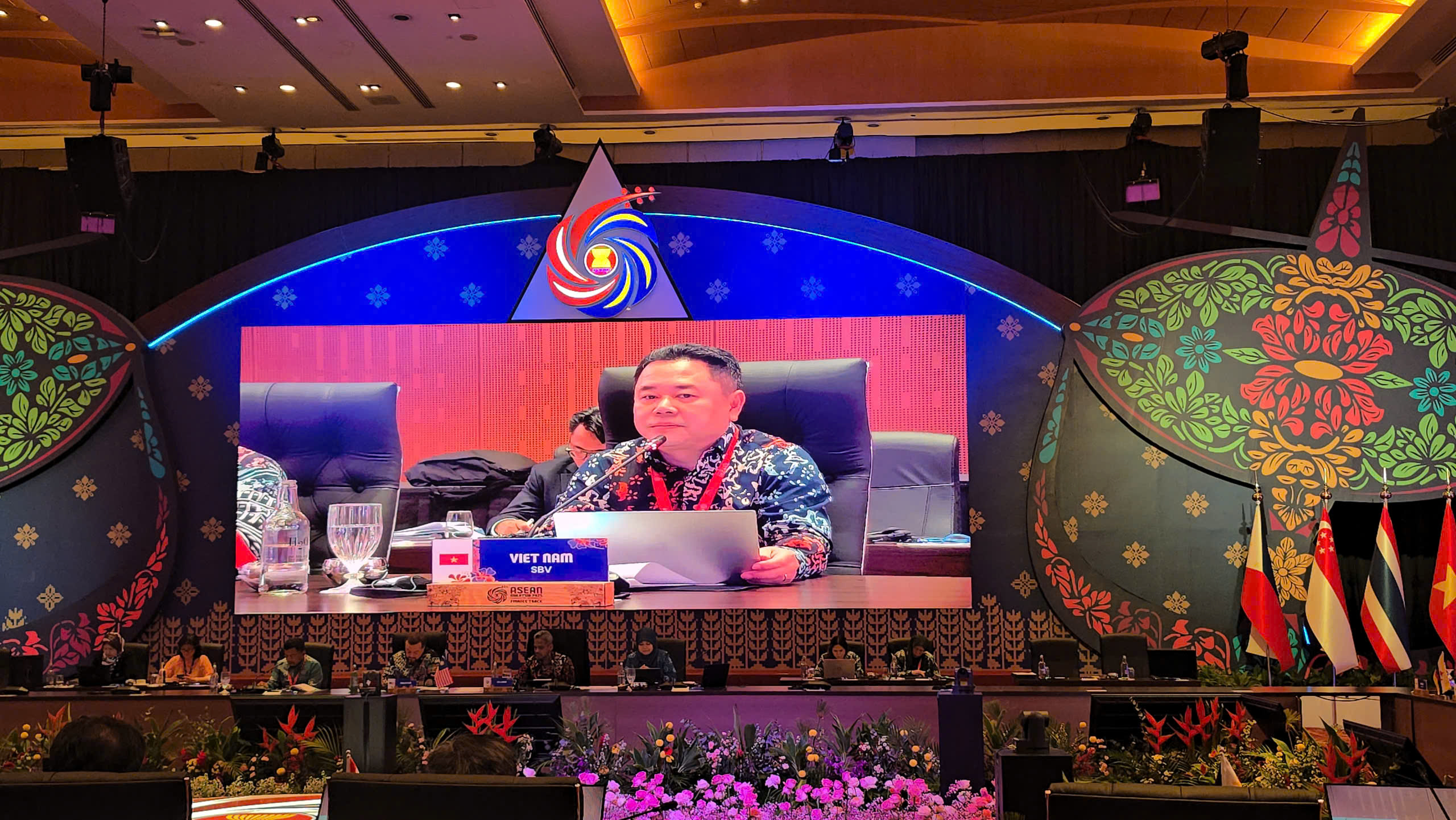 Deputy Governor Nguyen Ngoc Canh delivers a speech at the AFMGM-IFIs Meeting