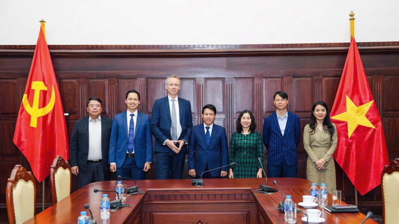 SBV Deputy Governor Pham Tien Dzung, Mr. Alexander von zur Muehlen, and other participants from the SBV and Deutsche Bank at the meeting