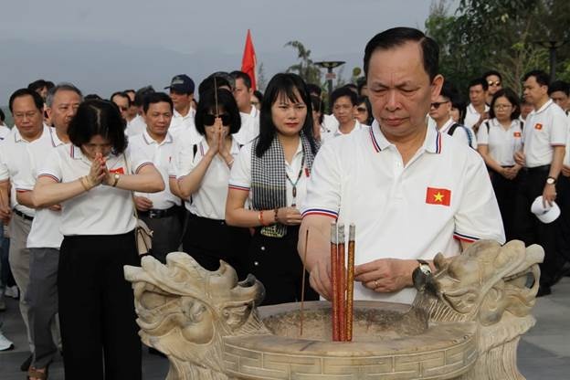 Đồng chí Đào Minh Tú - Phó Thống đốc Thường trực NHNN Việt Nam, dâng hương tưởng niệm 64 cán bộ, chiến sĩ Hải quân Nhân dân Việt Nam anh dũng hy sinh tại đảo Gạc Ma