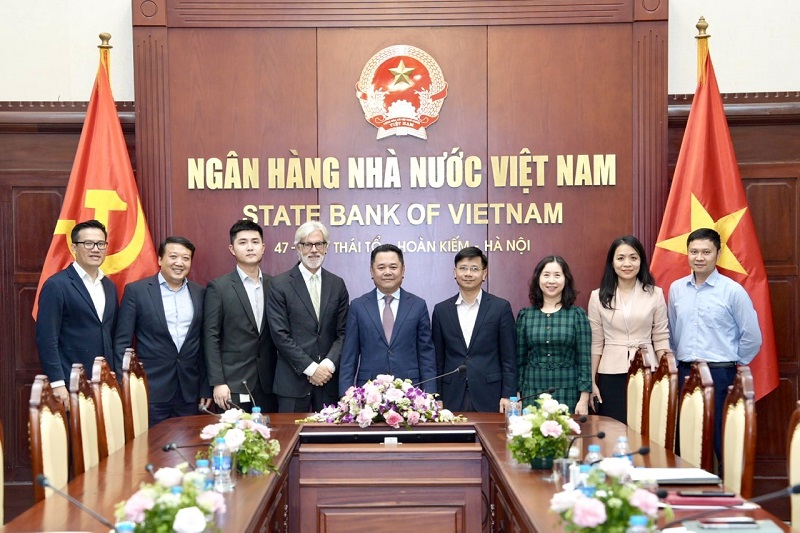 Phó Thống đốc Nguyễn Ngọc Cảnh chụp ảnh lưu niệm cùng Đoàn IFC khu vực Việt Nam, Lào và Campuchia