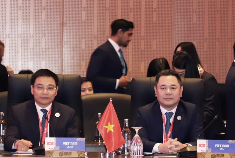Deputy Governor Nguyen Ngoc Canh and Minister of Finance Nguyen Van Thang attend the dialogue sessions