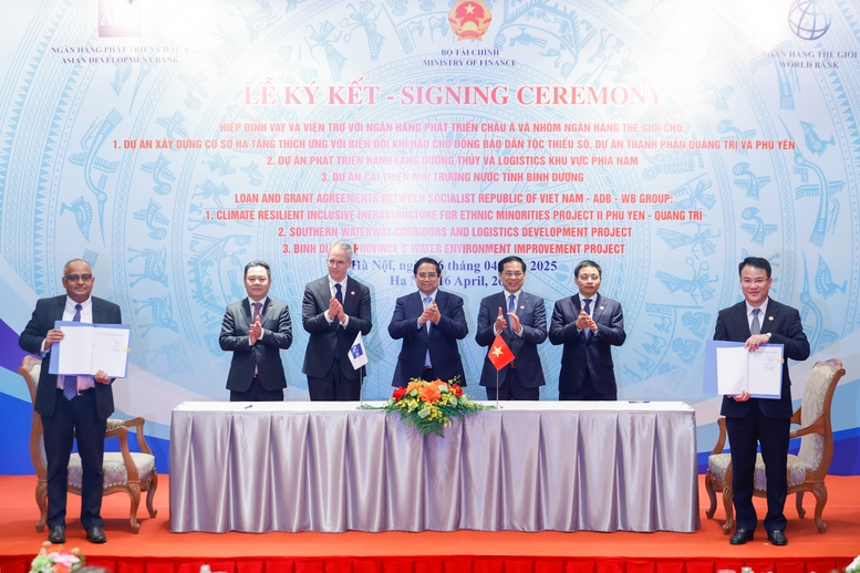 Deputy Governor Nguyen Ngoc Canh attends the signing ceremony between Vietnam and ADB