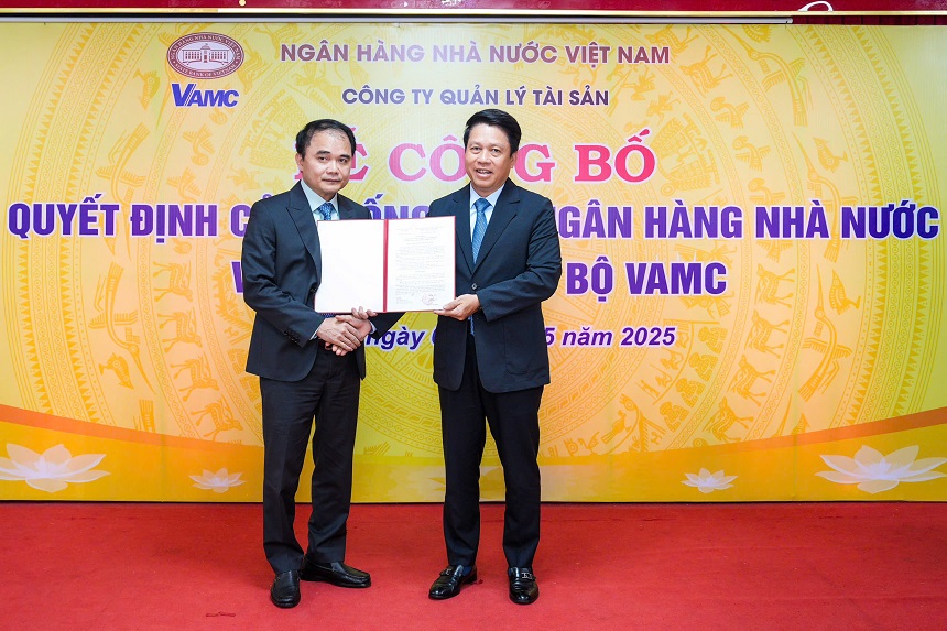Phó Thống đốc Phạm Tiến Dũng trao Quyết định giao quyền Tổng Giám đốc VAMC cho đồng chí Đặng Đình Thích