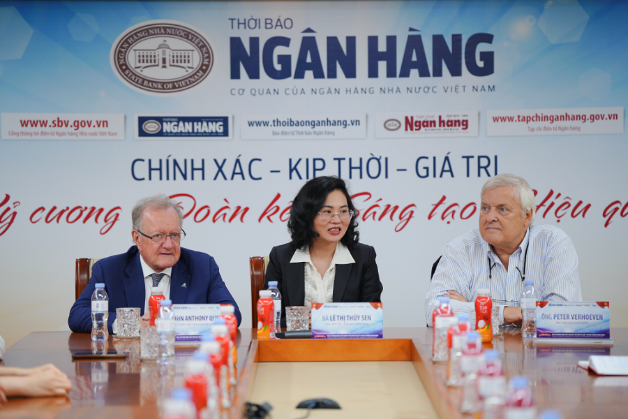 Từ trái sang phải: Giáo sư John Quelch, bà Lê Thị Thuý Sen, ông Peter Verhoeven