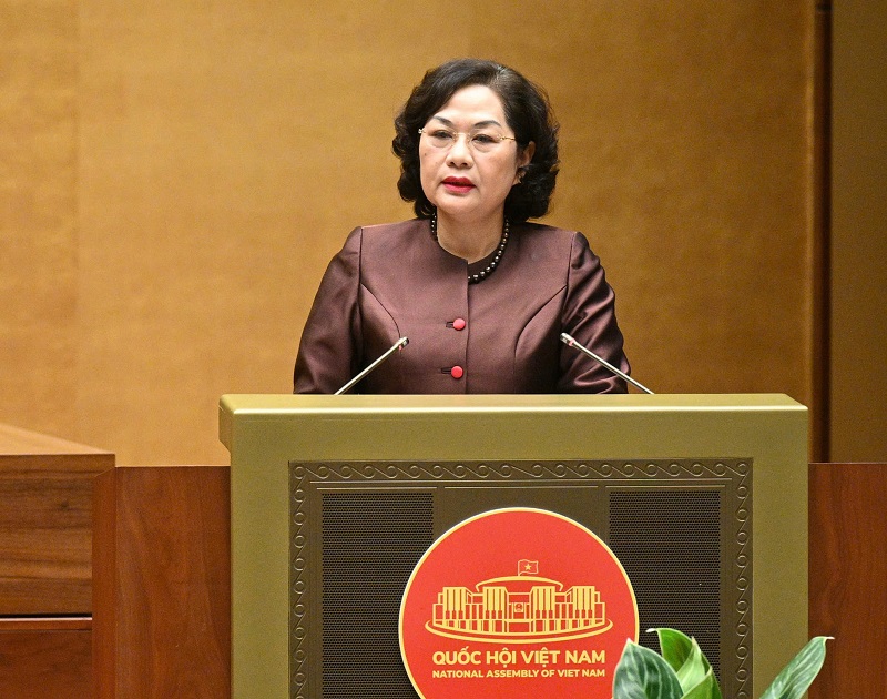 Thống đốc Nguyễn Thị Hồng trình bày Tờ trình dự án Luật sửa đổi, bổ sung một số điều của Luật các Tổ chức tín dụng trước Quốc hội (Ảnh: Nghĩa Đức)