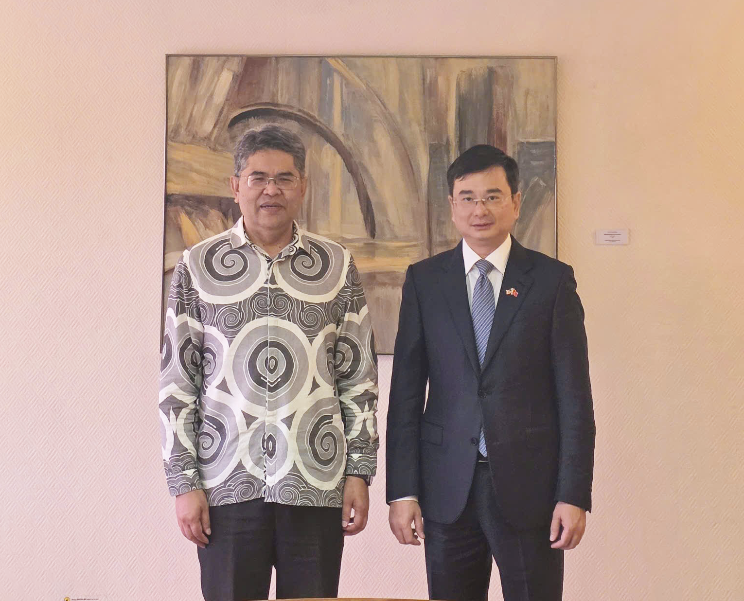 SBV Deputy Governor Pham Thanh Ha and BNM Deputy Governor Marzunisham Omar take a photo together