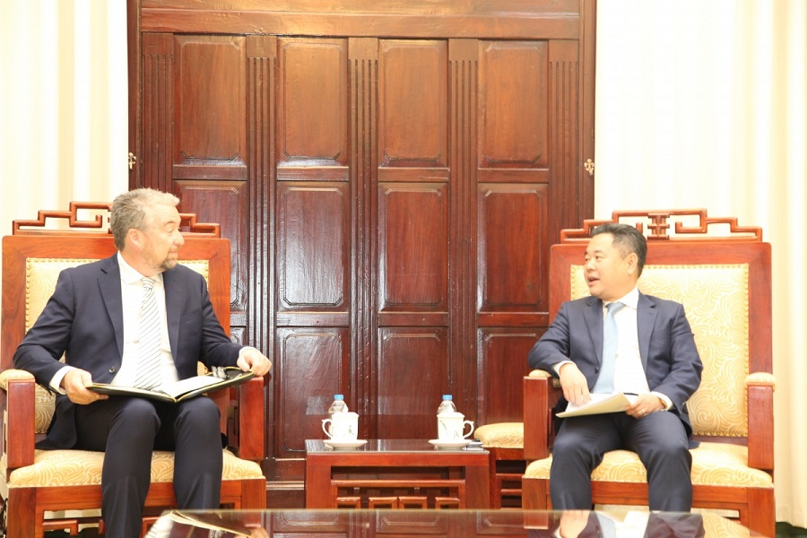Deputy Governor Nguyen Ngoc Canh meets Director of AIIB Constituency Group 7